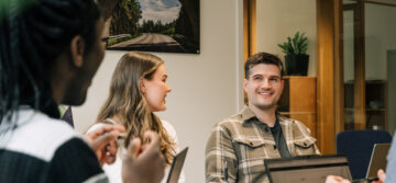 3 personer i møterom