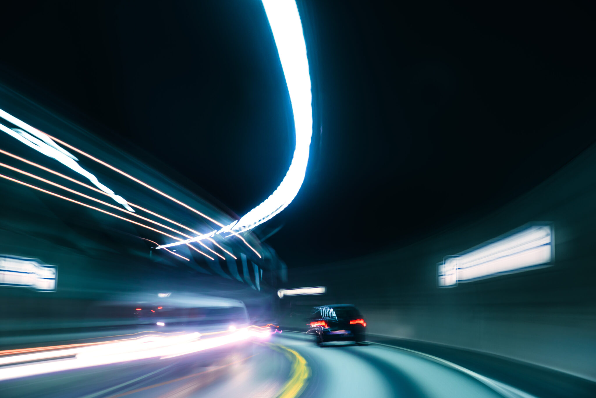 Bil i tunnel