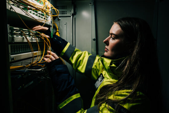 Person som monterer i elskap i tunnel.