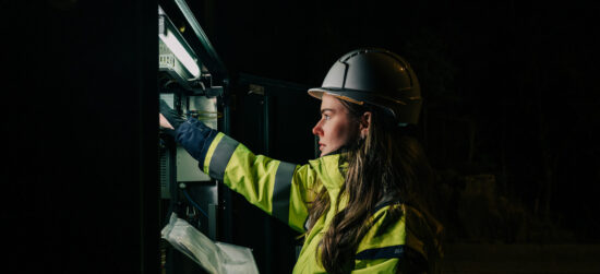 Kvinne som monterer i elskap.